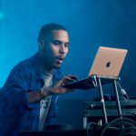 Troyboi executes on yet another intricate, bass-riddled hit, ‘MADTING’